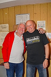 02 HappyBirthday 2025-06-07 01  Schützenfeste am Pfingstsamstag - Wir waren gleich zweimal Gäste bei den Schützenbruderschaften im Duisburger Süden. Am Nachmittag besuchten wir das Königs- und Prinzenschießen der St. Sebastianus Schützenbruderschaft Mündelheim/Ehingen 1712 E.V. im „Ehinger Wäldchen“. Auf dem Weg dann nach Großenbaum ein Stop bei Tonis Kegelbrüdern, Geburtstagsüberraschung. Danach dann zum Schützenplatz an der Saaner Straße um das 114. Schützen- und Volksfest der St. Hubertus Schützenbruderschaft 1911 e.V.  zu besuchen.Das wechselhafte Wetter tat der Stimmung keinen Abbruch. : DVPJ, Toni I, Jules I., Prinz Karneval, Prinz, Prinzessin Aileen I., Hofmarschälle, Page, Pagen, Paginnen, HDK, Duisburg, Karneval, Helau, Tollität, Event, Session 2025, Session 2025, HDK Duisburg, Hauptausschuss, Hauptausschuss Karneval Duisburg, Duisburg ist echt