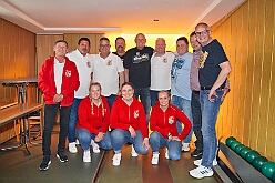 02 HappyBirthday 2025-06-07 02  Schützenfeste am Pfingstsamstag - Wir waren gleich zweimal Gäste bei den Schützenbruderschaften im Duisburger Süden. Am Nachmittag besuchten wir das Königs- und Prinzenschießen der St. Sebastianus Schützenbruderschaft Mündelheim/Ehingen 1712 E.V. im „Ehinger Wäldchen“. Auf dem Weg dann nach Großenbaum ein Stop bei Tonis Kegelbrüdern, Geburtstagsüberraschung. Danach dann zum Schützenplatz an der Saaner Straße um das 114. Schützen- und Volksfest der St. Hubertus Schützenbruderschaft 1911 e.V.  zu besuchen.Das wechselhafte Wetter tat der Stimmung keinen Abbruch. : DVPJ, Toni I, Jules I., Prinz Karneval, Prinz, Prinzessin Aileen I., Hofmarschälle, Page, Pagen, Paginnen, HDK, Duisburg, Karneval, Helau, Tollität, Event, Session 2025, Session 2025, HDK Duisburg, Hauptausschuss, Hauptausschuss Karneval Duisburg, Duisburg ist echt