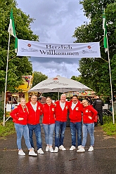 03 SchuetzenGrossenb 2025-06-07 01  Schützenfeste am Pfingstsamstag - Wir waren gleich zweimal Gäste bei den Schützenbruderschaften im Duisburger Süden. Am Nachmittag besuchten wir das Königs- und Prinzenschießen der St. Sebastianus Schützenbruderschaft Mündelheim/Ehingen 1712 E.V. im „Ehinger Wäldchen“. Auf dem Weg dann nach Großenbaum ein Stop bei Tonis Kegelbrüdern, Geburtstagsüberraschung. Danach dann zum Schützenplatz an der Saaner Straße um das 114. Schützen- und Volksfest der St. Hubertus Schützenbruderschaft 1911 e.V.  zu besuchen.Das wechselhafte Wetter tat der Stimmung keinen Abbruch. : DVPJ, Toni I, Jules I., Prinz Karneval, Prinz, Prinzessin Aileen I., Hofmarschälle, Page, Pagen, Paginnen, HDK, Duisburg, Karneval, Helau, Tollität, Event, Session 2025, Session 2025, HDK Duisburg, Hauptausschuss, Hauptausschuss Karneval Duisburg, Duisburg ist echt