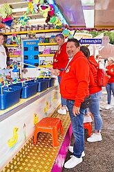 03 SchuetzenGrossenb 2025-06-07 04  Schützenfeste am Pfingstsamstag - Wir waren gleich zweimal Gäste bei den Schützenbruderschaften im Duisburger Süden. Am Nachmittag besuchten wir das Königs- und Prinzenschießen der St. Sebastianus Schützenbruderschaft Mündelheim/Ehingen 1712 E.V. im „Ehinger Wäldchen“. Auf dem Weg dann nach Großenbaum ein Stop bei Tonis Kegelbrüdern, Geburtstagsüberraschung. Danach dann zum Schützenplatz an der Saaner Straße um das 114. Schützen- und Volksfest der St. Hubertus Schützenbruderschaft 1911 e.V.  zu besuchen.Das wechselhafte Wetter tat der Stimmung keinen Abbruch. : DVPJ, Toni I, Jules I., Prinz Karneval, Prinz, Prinzessin Aileen I., Hofmarschälle, Page, Pagen, Paginnen, HDK, Duisburg, Karneval, Helau, Tollität, Event, Session 2025, Session 2025, HDK Duisburg, Hauptausschuss, Hauptausschuss Karneval Duisburg, Duisburg ist echt