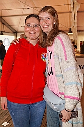 03 SchuetzenGrossenb 2025-06-07 07  Schützenfeste am Pfingstsamstag - Wir waren gleich zweimal Gäste bei den Schützenbruderschaften im Duisburger Süden. Am Nachmittag besuchten wir das Königs- und Prinzenschießen der St. Sebastianus Schützenbruderschaft Mündelheim/Ehingen 1712 E.V. im „Ehinger Wäldchen“. Auf dem Weg dann nach Großenbaum ein Stop bei Tonis Kegelbrüdern, Geburtstagsüberraschung. Danach dann zum Schützenplatz an der Saaner Straße um das 114. Schützen- und Volksfest der St. Hubertus Schützenbruderschaft 1911 e.V.  zu besuchen.Das wechselhafte Wetter tat der Stimmung keinen Abbruch. : DVPJ, Toni I, Jules I., Prinz Karneval, Prinz, Prinzessin Aileen I., Hofmarschälle, Page, Pagen, Paginnen, HDK, Duisburg, Karneval, Helau, Tollität, Event, Session 2025, Session 2025, HDK Duisburg, Hauptausschuss, Hauptausschuss Karneval Duisburg, Duisburg ist echt