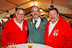 03 SchuetzenGrossenb 2025-06-07 09  Schützenfeste am Pfingstsamstag - Wir waren gleich zweimal Gäste bei den Schützenbruderschaften im Duisburger Süden. Am Nachmittag besuchten wir das Königs- und Prinzenschießen der St. Sebastianus Schützenbruderschaft Mündelheim/Ehingen 1712 E.V. im „Ehinger Wäldchen“. Auf dem Weg dann nach Großenbaum ein Stop bei Tonis Kegelbrüdern, Geburtstagsüberraschung. Danach dann zum Schützenplatz an der Saaner Straße um das 114. Schützen- und Volksfest der St. Hubertus Schützenbruderschaft 1911 e.V.  zu besuchen.Das wechselhafte Wetter tat der Stimmung keinen Abbruch. : DVPJ, Toni I, Jules I., Prinz Karneval, Prinz, Prinzessin Aileen I., Hofmarschälle, Page, Pagen, Paginnen, HDK, Duisburg, Karneval, Helau, Tollität, Event, Session 2025, Session 2025, HDK Duisburg, Hauptausschuss, Hauptausschuss Karneval Duisburg, Duisburg ist echt