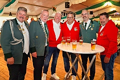 03 SchuetzenGrossenb 2025-06-07 10  Schützenfeste am Pfingstsamstag - Wir waren gleich zweimal Gäste bei den Schützenbruderschaften im Duisburger Süden. Am Nachmittag besuchten wir das Königs- und Prinzenschießen der St. Sebastianus Schützenbruderschaft Mündelheim/Ehingen 1712 E.V. im „Ehinger Wäldchen“. Auf dem Weg dann nach Großenbaum ein Stop bei Tonis Kegelbrüdern, Geburtstagsüberraschung. Danach dann zum Schützenplatz an der Saaner Straße um das 114. Schützen- und Volksfest der St. Hubertus Schützenbruderschaft 1911 e.V.  zu besuchen.Das wechselhafte Wetter tat der Stimmung keinen Abbruch. : DVPJ, Toni I, Jules I., Prinz Karneval, Prinz, Prinzessin Aileen I., Hofmarschälle, Page, Pagen, Paginnen, HDK, Duisburg, Karneval, Helau, Tollität, Event, Session 2025, Session 2025, HDK Duisburg, Hauptausschuss, Hauptausschuss Karneval Duisburg, Duisburg ist echt