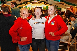 03 SchuetzenGrossenb 2025-06-07 11  Schützenfeste am Pfingstsamstag - Wir waren gleich zweimal Gäste bei den Schützenbruderschaften im Duisburger Süden. Am Nachmittag besuchten wir das Königs- und Prinzenschießen der St. Sebastianus Schützenbruderschaft Mündelheim/Ehingen 1712 E.V. im „Ehinger Wäldchen“. Auf dem Weg dann nach Großenbaum ein Stop bei Tonis Kegelbrüdern, Geburtstagsüberraschung. Danach dann zum Schützenplatz an der Saaner Straße um das 114. Schützen- und Volksfest der St. Hubertus Schützenbruderschaft 1911 e.V.  zu besuchen.Das wechselhafte Wetter tat der Stimmung keinen Abbruch. : DVPJ, Toni I, Jules I., Prinz Karneval, Prinz, Prinzessin Aileen I., Hofmarschälle, Page, Pagen, Paginnen, HDK, Duisburg, Karneval, Helau, Tollität, Event, Session 2025, Session 2025, HDK Duisburg, Hauptausschuss, Hauptausschuss Karneval Duisburg, Duisburg ist echt