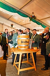 03 SchuetzenGrossenb 2025-06-07 12  Schützenfeste am Pfingstsamstag - Wir waren gleich zweimal Gäste bei den Schützenbruderschaften im Duisburger Süden. Am Nachmittag besuchten wir das Königs- und Prinzenschießen der St. Sebastianus Schützenbruderschaft Mündelheim/Ehingen 1712 E.V. im „Ehinger Wäldchen“. Auf dem Weg dann nach Großenbaum ein Stop bei Tonis Kegelbrüdern, Geburtstagsüberraschung. Danach dann zum Schützenplatz an der Saaner Straße um das 114. Schützen- und Volksfest der St. Hubertus Schützenbruderschaft 1911 e.V.  zu besuchen.Das wechselhafte Wetter tat der Stimmung keinen Abbruch. : DVPJ, Toni I, Jules I., Prinz Karneval, Prinz, Prinzessin Aileen I., Hofmarschälle, Page, Pagen, Paginnen, HDK, Duisburg, Karneval, Helau, Tollität, Event, Session 2025, Session 2025, HDK Duisburg, Hauptausschuss, Hauptausschuss Karneval Duisburg, Duisburg ist echt