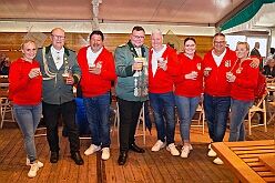 03 SchuetzenGrossenb 2025-06-07 13  Schützenfeste am Pfingstsamstag - Wir waren gleich zweimal Gäste bei den Schützenbruderschaften im Duisburger Süden. Am Nachmittag besuchten wir das Königs- und Prinzenschießen der St. Sebastianus Schützenbruderschaft Mündelheim/Ehingen 1712 E.V. im „Ehinger Wäldchen“. Auf dem Weg dann nach Großenbaum ein Stop bei Tonis Kegelbrüdern, Geburtstagsüberraschung. Danach dann zum Schützenplatz an der Saaner Straße um das 114. Schützen- und Volksfest der St. Hubertus Schützenbruderschaft 1911 e.V.  zu besuchen.Das wechselhafte Wetter tat der Stimmung keinen Abbruch. : DVPJ, Toni I, Jules I., Prinz Karneval, Prinz, Prinzessin Aileen I., Hofmarschälle, Page, Pagen, Paginnen, HDK, Duisburg, Karneval, Helau, Tollität, Event, Session 2025, Session 2025, HDK Duisburg, Hauptausschuss, Hauptausschuss Karneval Duisburg, Duisburg ist echt