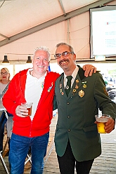 03 SchuetzenGrossenb 2025-06-07 14  Schützenfeste am Pfingstsamstag - Wir waren gleich zweimal Gäste bei den Schützenbruderschaften im Duisburger Süden. Am Nachmittag besuchten wir das Königs- und Prinzenschießen der St. Sebastianus Schützenbruderschaft Mündelheim/Ehingen 1712 E.V. im „Ehinger Wäldchen“. Auf dem Weg dann nach Großenbaum ein Stop bei Tonis Kegelbrüdern, Geburtstagsüberraschung. Danach dann zum Schützenplatz an der Saaner Straße um das 114. Schützen- und Volksfest der St. Hubertus Schützenbruderschaft 1911 e.V.  zu besuchen.Das wechselhafte Wetter tat der Stimmung keinen Abbruch. : DVPJ, Toni I, Jules I., Prinz Karneval, Prinz, Prinzessin Aileen I., Hofmarschälle, Page, Pagen, Paginnen, HDK, Duisburg, Karneval, Helau, Tollität, Event, Session 2025, Session 2025, HDK Duisburg, Hauptausschuss, Hauptausschuss Karneval Duisburg, Duisburg ist echt