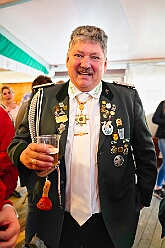 03 SchuetzenGrossenb 2025-06-07 15  Schützenfeste am Pfingstsamstag - Wir waren gleich zweimal Gäste bei den Schützenbruderschaften im Duisburger Süden. Am Nachmittag besuchten wir das Königs- und Prinzenschießen der St. Sebastianus Schützenbruderschaft Mündelheim/Ehingen 1712 E.V. im „Ehinger Wäldchen“. Auf dem Weg dann nach Großenbaum ein Stop bei Tonis Kegelbrüdern, Geburtstagsüberraschung. Danach dann zum Schützenplatz an der Saaner Straße um das 114. Schützen- und Volksfest der St. Hubertus Schützenbruderschaft 1911 e.V.  zu besuchen.Das wechselhafte Wetter tat der Stimmung keinen Abbruch. : DVPJ, Toni I, Jules I., Prinz Karneval, Prinz, Prinzessin Aileen I., Hofmarschälle, Page, Pagen, Paginnen, HDK, Duisburg, Karneval, Helau, Tollität, Event, Session 2025, Session 2025, HDK Duisburg, Hauptausschuss, Hauptausschuss Karneval Duisburg, Duisburg ist echt