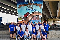 01 DrachenbFunRegatta 2025-06-14 01  Ein schöner und  warmer Tag, der 14. Juni - Der Startschuss zur Samstagstour fiel um Mittagszeit im Innenhafen. Wir besuchten die 24. Duisburger Drachenboot Fun-Regatta. Daumen drücken für die Aqua-Garde, ein Boot voller Karnevalisten. Danach besuchten wir das 2. Sommerfest KG Schottenzunft Dusiburg auf der Sportanlage des ETUS Bissingheim. Beim dritten Termin, das Sommerfest der Grafschafter Funken auf dem Quartiersplatz in Moers-Asberg, wurde es ein wenig feucht von Oben, „Abkühlung“. Zurück in Serm überraschten wir Rita und Peter Ambrosius auf der Feier ihre goldenen Hochzeit. : DVPJ, Toni I, Jules I., Prinz Karneval, Prinz, Prinzessin Aileen I., Hofmarschälle, Page, Pagen, Paginnen, HDK, Duisburg, Karneval, Helau, Tollität, Event, Session 2025, Session 2025, HDK Duisburg, Hauptausschuss, Hauptausschuss Karneval Duisburg, Duisburg ist echt