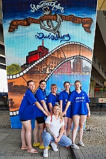 01 DrachenbFunRegatta 2025-06-14 03  Ein schöner und  warmer Tag, der 14. Juni - Der Startschuss zur Samstagstour fiel um Mittagszeit im Innenhafen. Wir besuchten die 24. Duisburger Drachenboot Fun-Regatta. Daumen drücken für die Aqua-Garde, ein Boot voller Karnevalisten. Danach besuchten wir das 2. Sommerfest KG Schottenzunft Dusiburg auf der Sportanlage des ETUS Bissingheim. Beim dritten Termin, das Sommerfest der Grafschafter Funken auf dem Quartiersplatz in Moers-Asberg, wurde es ein wenig feucht von Oben, „Abkühlung“. Zurück in Serm überraschten wir Rita und Peter Ambrosius auf der Feier ihre goldenen Hochzeit. : DVPJ, Toni I, Jules I., Prinz Karneval, Prinz, Prinzessin Aileen I., Hofmarschälle, Page, Pagen, Paginnen, HDK, Duisburg, Karneval, Helau, Tollität, Event, Session 2025, Session 2025, HDK Duisburg, Hauptausschuss, Hauptausschuss Karneval Duisburg, Duisburg ist echt