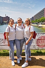 01 DrachenbFunRegatta 2025-06-14 10  Ein schöner und  warmer Tag, der 14. Juni - Der Startschuss zur Samstagstour fiel um Mittagszeit im Innenhafen. Wir besuchten die 24. Duisburger Drachenboot Fun-Regatta. Daumen drücken für die Aqua-Garde, ein Boot voller Karnevalisten. Danach besuchten wir das 2. Sommerfest KG Schottenzunft Dusiburg auf der Sportanlage des ETUS Bissingheim. Beim dritten Termin, das Sommerfest der Grafschafter Funken auf dem Quartiersplatz in Moers-Asberg, wurde es ein wenig feucht von Oben, „Abkühlung“. Zurück in Serm überraschten wir Rita und Peter Ambrosius auf der Feier ihre goldenen Hochzeit. : DVPJ, Toni I, Jules I., Prinz Karneval, Prinz, Prinzessin Aileen I., Hofmarschälle, Page, Pagen, Paginnen, HDK, Duisburg, Karneval, Helau, Tollität, Event, Session 2025, Session 2025, HDK Duisburg, Hauptausschuss, Hauptausschuss Karneval Duisburg, Duisburg ist echt