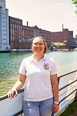 01 DrachenbFunRegatta 2025-06-14 11  Ein schöner und  warmer Tag, der 14. Juni - Der Startschuss zur Samstagstour fiel um Mittagszeit im Innenhafen. Wir besuchten die 24. Duisburger Drachenboot Fun-Regatta. Daumen drücken für die Aqua-Garde, ein Boot voller Karnevalisten. Danach besuchten wir das 2. Sommerfest KG Schottenzunft Dusiburg auf der Sportanlage des ETUS Bissingheim. Beim dritten Termin, das Sommerfest der Grafschafter Funken auf dem Quartiersplatz in Moers-Asberg, wurde es ein wenig feucht von Oben, „Abkühlung“. Zurück in Serm überraschten wir Rita und Peter Ambrosius auf der Feier ihre goldenen Hochzeit. : DVPJ, Toni I, Jules I., Prinz Karneval, Prinz, Prinzessin Aileen I., Hofmarschälle, Page, Pagen, Paginnen, HDK, Duisburg, Karneval, Helau, Tollität, Event, Session 2025, Session 2025, HDK Duisburg, Hauptausschuss, Hauptausschuss Karneval Duisburg, Duisburg ist echt