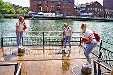 01 DrachenbFunRegatta 2025-06-14 14  Ein schöner und  warmer Tag, der 14. Juni - Der Startschuss zur Samstagstour fiel um Mittagszeit im Innenhafen. Wir besuchten die 24. Duisburger Drachenboot Fun-Regatta. Daumen drücken für die Aqua-Garde, ein Boot voller Karnevalisten. Danach besuchten wir das 2. Sommerfest KG Schottenzunft Dusiburg auf der Sportanlage des ETUS Bissingheim. Beim dritten Termin, das Sommerfest der Grafschafter Funken auf dem Quartiersplatz in Moers-Asberg, wurde es ein wenig feucht von Oben, „Abkühlung“. Zurück in Serm überraschten wir Rita und Peter Ambrosius auf der Feier ihre goldenen Hochzeit. : DVPJ, Toni I, Jules I., Prinz Karneval, Prinz, Prinzessin Aileen I., Hofmarschälle, Page, Pagen, Paginnen, HDK, Duisburg, Karneval, Helau, Tollität, Event, Session 2025, Session 2025, HDK Duisburg, Hauptausschuss, Hauptausschuss Karneval Duisburg, Duisburg ist echt