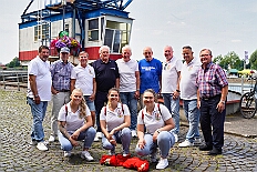 01 DrachenbFunRegatta 2025-06-14 16  Ein schöner und  warmer Tag, der 14. Juni - Der Startschuss zur Samstagstour fiel um Mittagszeit im Innenhafen. Wir besuchten die 24. Duisburger Drachenboot Fun-Regatta. Daumen drücken für die Aqua-Garde, ein Boot voller Karnevalisten. Danach besuchten wir das 2. Sommerfest KG Schottenzunft Dusiburg auf der Sportanlage des ETUS Bissingheim. Beim dritten Termin, das Sommerfest der Grafschafter Funken auf dem Quartiersplatz in Moers-Asberg, wurde es ein wenig feucht von Oben, „Abkühlung“. Zurück in Serm überraschten wir Rita und Peter Ambrosius auf der Feier ihre goldenen Hochzeit. : DVPJ, Toni I, Jules I., Prinz Karneval, Prinz, Prinzessin Aileen I., Hofmarschälle, Page, Pagen, Paginnen, HDK, Duisburg, Karneval, Helau, Tollität, Event, Session 2025, Session 2025, HDK Duisburg, Hauptausschuss, Hauptausschuss Karneval Duisburg, Duisburg ist echt