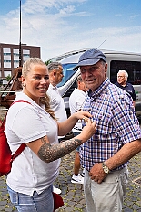 01 DrachenbFunRegatta 2025-06-14 17  Ein schöner und  warmer Tag, der 14. Juni - Der Startschuss zur Samstagstour fiel um Mittagszeit im Innenhafen. Wir besuchten die 24. Duisburger Drachenboot Fun-Regatta. Daumen drücken für die Aqua-Garde, ein Boot voller Karnevalisten. Danach besuchten wir das 2. Sommerfest KG Schottenzunft Dusiburg auf der Sportanlage des ETUS Bissingheim. Beim dritten Termin, das Sommerfest der Grafschafter Funken auf dem Quartiersplatz in Moers-Asberg, wurde es ein wenig feucht von Oben, „Abkühlung“. Zurück in Serm überraschten wir Rita und Peter Ambrosius auf der Feier ihre goldenen Hochzeit. : DVPJ, Toni I, Jules I., Prinz Karneval, Prinz, Prinzessin Aileen I., Hofmarschälle, Page, Pagen, Paginnen, HDK, Duisburg, Karneval, Helau, Tollität, Event, Session 2025, Session 2025, HDK Duisburg, Hauptausschuss, Hauptausschuss Karneval Duisburg, Duisburg ist echt