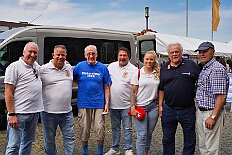 01 DrachenbFunRegatta 2025-06-14 18  Ein schöner und  warmer Tag, der 14. Juni - Der Startschuss zur Samstagstour fiel um Mittagszeit im Innenhafen. Wir besuchten die 24. Duisburger Drachenboot Fun-Regatta. Daumen drücken für die Aqua-Garde, ein Boot voller Karnevalisten. Danach besuchten wir das 2. Sommerfest KG Schottenzunft Dusiburg auf der Sportanlage des ETUS Bissingheim. Beim dritten Termin, das Sommerfest der Grafschafter Funken auf dem Quartiersplatz in Moers-Asberg, wurde es ein wenig feucht von Oben, „Abkühlung“. Zurück in Serm überraschten wir Rita und Peter Ambrosius auf der Feier ihre goldenen Hochzeit. : DVPJ, Toni I, Jules I., Prinz Karneval, Prinz, Prinzessin Aileen I., Hofmarschälle, Page, Pagen, Paginnen, HDK, Duisburg, Karneval, Helau, Tollität, Event, Session 2025, Session 2025, HDK Duisburg, Hauptausschuss, Hauptausschuss Karneval Duisburg, Duisburg ist echt