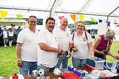 02 SommerfSchottenzunft 2025-06-14 01  Ein schöner und  warmer Tag, der 14. Juni - Der Startschuss zur Samstagstour fiel um Mittagszeit im Innenhafen. Wir besuchten die 24. Duisburger Drachenboot Fun-Regatta. Daumen drücken für die Aqua-Garde, ein Boot voller Karnevalisten. Danach besuchten wir das 2. Sommerfest KG Schottenzunft Dusiburg auf der Sportanlage des ETUS Bissingheim. Beim dritten Termin, das Sommerfest der Grafschafter Funken auf dem Quartiersplatz in Moers-Asberg, wurde es ein wenig feucht von Oben, „Abkühlung“. Zurück in Serm überraschten wir Rita und Peter Ambrosius auf der Feier ihre goldenen Hochzeit. : DVPJ, Toni I, Jules I., Prinz Karneval, Prinz, Prinzessin Aileen I., Hofmarschälle, Page, Pagen, Paginnen, HDK, Duisburg, Karneval, Helau, Tollität, Event, Session 2025, Session 2025, HDK Duisburg, Hauptausschuss, Hauptausschuss Karneval Duisburg, Duisburg ist echt