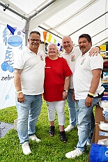 02 SommerfSchottenzunft 2025-06-14 02  Ein schöner und  warmer Tag, der 14. Juni - Der Startschuss zur Samstagstour fiel um Mittagszeit im Innenhafen. Wir besuchten die 24. Duisburger Drachenboot Fun-Regatta. Daumen drücken für die Aqua-Garde, ein Boot voller Karnevalisten. Danach besuchten wir das 2. Sommerfest KG Schottenzunft Dusiburg auf der Sportanlage des ETUS Bissingheim. Beim dritten Termin, das Sommerfest der Grafschafter Funken auf dem Quartiersplatz in Moers-Asberg, wurde es ein wenig feucht von Oben, „Abkühlung“. Zurück in Serm überraschten wir Rita und Peter Ambrosius auf der Feier ihre goldenen Hochzeit. : DVPJ, Toni I, Jules I., Prinz Karneval, Prinz, Prinzessin Aileen I., Hofmarschälle, Page, Pagen, Paginnen, HDK, Duisburg, Karneval, Helau, Tollität, Event, Session 2025, Session 2025, HDK Duisburg, Hauptausschuss, Hauptausschuss Karneval Duisburg, Duisburg ist echt