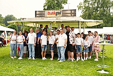 02 SommerfSchottenzunft 2025-06-14 03  Ein schöner und  warmer Tag, der 14. Juni - Der Startschuss zur Samstagstour fiel um Mittagszeit im Innenhafen. Wir besuchten die 24. Duisburger Drachenboot Fun-Regatta. Daumen drücken für die Aqua-Garde, ein Boot voller Karnevalisten. Danach besuchten wir das 2. Sommerfest KG Schottenzunft Dusiburg auf der Sportanlage des ETUS Bissingheim. Beim dritten Termin, das Sommerfest der Grafschafter Funken auf dem Quartiersplatz in Moers-Asberg, wurde es ein wenig feucht von Oben, „Abkühlung“. Zurück in Serm überraschten wir Rita und Peter Ambrosius auf der Feier ihre goldenen Hochzeit. : DVPJ, Toni I, Jules I., Prinz Karneval, Prinz, Prinzessin Aileen I., Hofmarschälle, Page, Pagen, Paginnen, HDK, Duisburg, Karneval, Helau, Tollität, Event, Session 2025, Session 2025, HDK Duisburg, Hauptausschuss, Hauptausschuss Karneval Duisburg, Duisburg ist echt