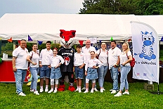 02 SommerfSchottenzunft 2025-06-14 04  Ein schöner und  warmer Tag, der 14. Juni - Der Startschuss zur Samstagstour fiel um Mittagszeit im Innenhafen. Wir besuchten die 24. Duisburger Drachenboot Fun-Regatta. Daumen drücken für die Aqua-Garde, ein Boot voller Karnevalisten. Danach besuchten wir das 2. Sommerfest KG Schottenzunft Dusiburg auf der Sportanlage des ETUS Bissingheim. Beim dritten Termin, das Sommerfest der Grafschafter Funken auf dem Quartiersplatz in Moers-Asberg, wurde es ein wenig feucht von Oben, „Abkühlung“. Zurück in Serm überraschten wir Rita und Peter Ambrosius auf der Feier ihre goldenen Hochzeit. : DVPJ, Toni I, Jules I., Prinz Karneval, Prinz, Prinzessin Aileen I., Hofmarschälle, Page, Pagen, Paginnen, HDK, Duisburg, Karneval, Helau, Tollität, Event, Session 2025, Session 2025, HDK Duisburg, Hauptausschuss, Hauptausschuss Karneval Duisburg, Duisburg ist echt