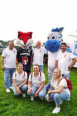 02 SommerfSchottenzunft 2025-06-14 05  Ein schöner und  warmer Tag, der 14. Juni - Der Startschuss zur Samstagstour fiel um Mittagszeit im Innenhafen. Wir besuchten die 24. Duisburger Drachenboot Fun-Regatta. Daumen drücken für die Aqua-Garde, ein Boot voller Karnevalisten. Danach besuchten wir das 2. Sommerfest KG Schottenzunft Dusiburg auf der Sportanlage des ETUS Bissingheim. Beim dritten Termin, das Sommerfest der Grafschafter Funken auf dem Quartiersplatz in Moers-Asberg, wurde es ein wenig feucht von Oben, „Abkühlung“. Zurück in Serm überraschten wir Rita und Peter Ambrosius auf der Feier ihre goldenen Hochzeit. : DVPJ, Toni I, Jules I., Prinz Karneval, Prinz, Prinzessin Aileen I., Hofmarschälle, Page, Pagen, Paginnen, HDK, Duisburg, Karneval, Helau, Tollität, Event, Session 2025, Session 2025, HDK Duisburg, Hauptausschuss, Hauptausschuss Karneval Duisburg, Duisburg ist echt