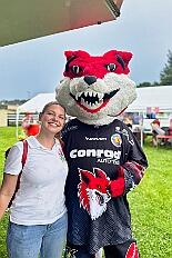 02 SommerfSchottenzunft 2025-06-14 06  Ein schöner und  warmer Tag, der 14. Juni - Der Startschuss zur Samstagstour fiel um Mittagszeit im Innenhafen. Wir besuchten die 24. Duisburger Drachenboot Fun-Regatta. Daumen drücken für die Aqua-Garde, ein Boot voller Karnevalisten. Danach besuchten wir das 2. Sommerfest KG Schottenzunft Dusiburg auf der Sportanlage des ETUS Bissingheim. Beim dritten Termin, das Sommerfest der Grafschafter Funken auf dem Quartiersplatz in Moers-Asberg, wurde es ein wenig feucht von Oben, „Abkühlung“. Zurück in Serm überraschten wir Rita und Peter Ambrosius auf der Feier ihre goldenen Hochzeit. : DVPJ, Toni I, Jules I., Prinz Karneval, Prinz, Prinzessin Aileen I., Hofmarschälle, Page, Pagen, Paginnen, HDK, Duisburg, Karneval, Helau, Tollität, Event, Session 2025, Session 2025, HDK Duisburg, Hauptausschuss, Hauptausschuss Karneval Duisburg, Duisburg ist echt