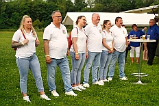 02 SommerfSchottenzunft 2025-06-14 07  Ein schöner und  warmer Tag, der 14. Juni - Der Startschuss zur Samstagstour fiel um Mittagszeit im Innenhafen. Wir besuchten die 24. Duisburger Drachenboot Fun-Regatta. Daumen drücken für die Aqua-Garde, ein Boot voller Karnevalisten. Danach besuchten wir das 2. Sommerfest KG Schottenzunft Dusiburg auf der Sportanlage des ETUS Bissingheim. Beim dritten Termin, das Sommerfest der Grafschafter Funken auf dem Quartiersplatz in Moers-Asberg, wurde es ein wenig feucht von Oben, „Abkühlung“. Zurück in Serm überraschten wir Rita und Peter Ambrosius auf der Feier ihre goldenen Hochzeit. : DVPJ, Toni I, Jules I., Prinz Karneval, Prinz, Prinzessin Aileen I., Hofmarschälle, Page, Pagen, Paginnen, HDK, Duisburg, Karneval, Helau, Tollität, Event, Session 2025, Session 2025, HDK Duisburg, Hauptausschuss, Hauptausschuss Karneval Duisburg, Duisburg ist echt