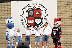 02 SommerfSchottenzunft 2025-06-14 08  Ein schöner und  warmer Tag, der 14. Juni - Der Startschuss zur Samstagstour fiel um Mittagszeit im Innenhafen. Wir besuchten die 24. Duisburger Drachenboot Fun-Regatta. Daumen drücken für die Aqua-Garde, ein Boot voller Karnevalisten. Danach besuchten wir das 2. Sommerfest KG Schottenzunft Dusiburg auf der Sportanlage des ETUS Bissingheim. Beim dritten Termin, das Sommerfest der Grafschafter Funken auf dem Quartiersplatz in Moers-Asberg, wurde es ein wenig feucht von Oben, „Abkühlung“. Zurück in Serm überraschten wir Rita und Peter Ambrosius auf der Feier ihre goldenen Hochzeit. : DVPJ, Toni I, Jules I., Prinz Karneval, Prinz, Prinzessin Aileen I., Hofmarschälle, Page, Pagen, Paginnen, HDK, Duisburg, Karneval, Helau, Tollität, Event, Session 2025, Session 2025, HDK Duisburg, Hauptausschuss, Hauptausschuss Karneval Duisburg, Duisburg ist echt