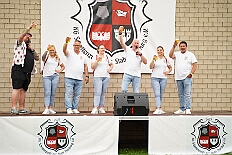 02 SommerfSchottenzunft 2025-06-14 14  Ein schöner und  warmer Tag, der 14. Juni - Der Startschuss zur Samstagstour fiel um Mittagszeit im Innenhafen. Wir besuchten die 24. Duisburger Drachenboot Fun-Regatta. Daumen drücken für die Aqua-Garde, ein Boot voller Karnevalisten. Danach besuchten wir das 2. Sommerfest KG Schottenzunft Dusiburg auf der Sportanlage des ETUS Bissingheim. Beim dritten Termin, das Sommerfest der Grafschafter Funken auf dem Quartiersplatz in Moers-Asberg, wurde es ein wenig feucht von Oben, „Abkühlung“. Zurück in Serm überraschten wir Rita und Peter Ambrosius auf der Feier ihre goldenen Hochzeit. : DVPJ, Toni I, Jules I., Prinz Karneval, Prinz, Prinzessin Aileen I., Hofmarschälle, Page, Pagen, Paginnen, HDK, Duisburg, Karneval, Helau, Tollität, Event, Session 2025, Session 2025, HDK Duisburg, Hauptausschuss, Hauptausschuss Karneval Duisburg, Duisburg ist echt