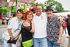 03 SommerfGrafschFunken 2025-06-14 04  Ein schöner und  warmer Tag, der 14. Juni - Der Startschuss zur Samstagstour fiel um Mittagszeit im Innenhafen. Wir besuchten die 24. Duisburger Drachenboot Fun-Regatta. Daumen drücken für die Aqua-Garde, ein Boot voller Karnevalisten. Danach besuchten wir das 2. Sommerfest KG Schottenzunft Dusiburg auf der Sportanlage des ETUS Bissingheim. Beim dritten Termin, das Sommerfest der Grafschafter Funken auf dem Quartiersplatz in Moers-Asberg, wurde es ein wenig feucht von Oben, „Abkühlung“. Zurück in Serm überraschten wir Rita und Peter Ambrosius auf der Feier ihre goldenen Hochzeit. : DVPJ, Toni I, Jules I., Prinz Karneval, Prinz, Prinzessin Aileen I., Hofmarschälle, Page, Pagen, Paginnen, HDK, Duisburg, Karneval, Helau, Tollität, Event, Session 2025, Session 2025, HDK Duisburg, Hauptausschuss, Hauptausschuss Karneval Duisburg, Duisburg ist echt