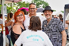 03 SommerfGrafschFunken 2025-06-14 05  Ein schöner und  warmer Tag, der 14. Juni - Der Startschuss zur Samstagstour fiel um Mittagszeit im Innenhafen. Wir besuchten die 24. Duisburger Drachenboot Fun-Regatta. Daumen drücken für die Aqua-Garde, ein Boot voller Karnevalisten. Danach besuchten wir das 2. Sommerfest KG Schottenzunft Dusiburg auf der Sportanlage des ETUS Bissingheim. Beim dritten Termin, das Sommerfest der Grafschafter Funken auf dem Quartiersplatz in Moers-Asberg, wurde es ein wenig feucht von Oben, „Abkühlung“. Zurück in Serm überraschten wir Rita und Peter Ambrosius auf der Feier ihre goldenen Hochzeit. : DVPJ, Toni I, Jules I., Prinz Karneval, Prinz, Prinzessin Aileen I., Hofmarschälle, Page, Pagen, Paginnen, HDK, Duisburg, Karneval, Helau, Tollität, Event, Session 2025, Session 2025, HDK Duisburg, Hauptausschuss, Hauptausschuss Karneval Duisburg, Duisburg ist echt
