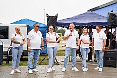 03 SommerfGrafschFunken 2025-06-14 06  Ein schöner und  warmer Tag, der 14. Juni - Der Startschuss zur Samstagstour fiel um Mittagszeit im Innenhafen. Wir besuchten die 24. Duisburger Drachenboot Fun-Regatta. Daumen drücken für die Aqua-Garde, ein Boot voller Karnevalisten. Danach besuchten wir das 2. Sommerfest KG Schottenzunft Dusiburg auf der Sportanlage des ETUS Bissingheim. Beim dritten Termin, das Sommerfest der Grafschafter Funken auf dem Quartiersplatz in Moers-Asberg, wurde es ein wenig feucht von Oben, „Abkühlung“. Zurück in Serm überraschten wir Rita und Peter Ambrosius auf der Feier ihre goldenen Hochzeit. : DVPJ, Toni I, Jules I., Prinz Karneval, Prinz, Prinzessin Aileen I., Hofmarschälle, Page, Pagen, Paginnen, HDK, Duisburg, Karneval, Helau, Tollität, Event, Session 2025, Session 2025, HDK Duisburg, Hauptausschuss, Hauptausschuss Karneval Duisburg, Duisburg ist echt