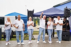 03 SommerfGrafschFunken 2025-06-14 07  Ein schöner und  warmer Tag, der 14. Juni - Der Startschuss zur Samstagstour fiel um Mittagszeit im Innenhafen. Wir besuchten die 24. Duisburger Drachenboot Fun-Regatta. Daumen drücken für die Aqua-Garde, ein Boot voller Karnevalisten. Danach besuchten wir das 2. Sommerfest KG Schottenzunft Dusiburg auf der Sportanlage des ETUS Bissingheim. Beim dritten Termin, das Sommerfest der Grafschafter Funken auf dem Quartiersplatz in Moers-Asberg, wurde es ein wenig feucht von Oben, „Abkühlung“. Zurück in Serm überraschten wir Rita und Peter Ambrosius auf der Feier ihre goldenen Hochzeit. : DVPJ, Toni I, Jules I., Prinz Karneval, Prinz, Prinzessin Aileen I., Hofmarschälle, Page, Pagen, Paginnen, HDK, Duisburg, Karneval, Helau, Tollität, Event, Session 2025, Session 2025, HDK Duisburg, Hauptausschuss, Hauptausschuss Karneval Duisburg, Duisburg ist echt