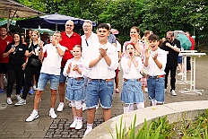 03 SommerfGrafschFunken 2025-06-14 08  Ein schöner und  warmer Tag, der 14. Juni - Der Startschuss zur Samstagstour fiel um Mittagszeit im Innenhafen. Wir besuchten die 24. Duisburger Drachenboot Fun-Regatta. Daumen drücken für die Aqua-Garde, ein Boot voller Karnevalisten. Danach besuchten wir das 2. Sommerfest KG Schottenzunft Dusiburg auf der Sportanlage des ETUS Bissingheim. Beim dritten Termin, das Sommerfest der Grafschafter Funken auf dem Quartiersplatz in Moers-Asberg, wurde es ein wenig feucht von Oben, „Abkühlung“. Zurück in Serm überraschten wir Rita und Peter Ambrosius auf der Feier ihre goldenen Hochzeit. : DVPJ, Toni I, Jules I., Prinz Karneval, Prinz, Prinzessin Aileen I., Hofmarschälle, Page, Pagen, Paginnen, HDK, Duisburg, Karneval, Helau, Tollität, Event, Session 2025, Session 2025, HDK Duisburg, Hauptausschuss, Hauptausschuss Karneval Duisburg, Duisburg ist echt