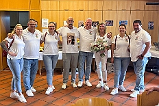 04 EhepAmbrosius 2025-06-14 01  Ein schöner und  warmer Tag, der 14. Juni - Der Startschuss zur Samstagstour fiel um Mittagszeit im Innenhafen. Wir besuchten die 24. Duisburger Drachenboot Fun-Regatta. Daumen drücken für die Aqua-Garde, ein Boot voller Karnevalisten. Danach besuchten wir das 2. Sommerfest KG Schottenzunft Dusiburg auf der Sportanlage des ETUS Bissingheim. Beim dritten Termin, das Sommerfest der Grafschafter Funken auf dem Quartiersplatz in Moers-Asberg, wurde es ein wenig feucht von Oben, „Abkühlung“. Zurück in Serm überraschten wir Rita und Peter Ambrosius auf der Feier ihre goldenen Hochzeit. : DVPJ, Toni I, Jules I., Prinz Karneval, Prinz, Prinzessin Aileen I., Hofmarschälle, Page, Pagen, Paginnen, HDK, Duisburg, Karneval, Helau, Tollität, Event, Session 2025, Session 2025, HDK Duisburg, Hauptausschuss, Hauptausschuss Karneval Duisburg, Duisburg ist echt