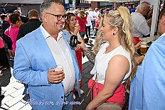 HDK SommBiwak 2025-07-20 08  HDK Sommer-Biwak 2025 - Pünktlich um 11.11 Uhr startete das 8. Sommer-Biwak vom Hauptausschuss auf der Hauptbühne beim Duisburger Stadtfest zwischen City Palais und Forum. Die Akteure an diesem sonnigen Sonntag, Solo-Mariechen ⁠Annika, Gardetanz der KG Rote Funken, die Band „⁠KASCHÄMM“, die Piraten des Südens, die „Lecker Mädchen“ KG Südstern, wir die des. Prinzencrew 2025/26 mit Toni I. und ⁠ die “Funky Marys“ und der Tanzsport vom Königreich Duissern. Für musikalische Untermalung sorgte Christian Mauermann vom DJ Duo Schwarzwaldzimmer. : DVPJ, Toni I, Jules I., Prinz Karneval, Prinz, Prinzessin Aileen I., Hofmarschälle, Page, Pagen, Paginnen, HDK, Duisburg, Karneval, Helau, Tollität, Event, Session 2025, Session 2025, HDK Duisburg, Hauptausschuss, Hauptausschuss Karneval Duisburg, Duisburg ist echt