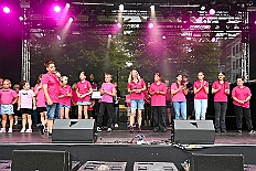 HDK SommBiwak 2025-07-20 14  HDK Sommer-Biwak 2025 - Pünktlich um 11.11 Uhr startete das 8. Sommer-Biwak vom Hauptausschuss auf der Hauptbühne beim Duisburger Stadtfest zwischen City Palais und Forum. Die Akteure an diesem sonnigen Sonntag, Solo-Mariechen ⁠Annika, Gardetanz der KG Rote Funken, die Band „⁠KASCHÄMM“, die Piraten des Südens, die „Lecker Mädchen“ KG Südstern, wir die des. Prinzencrew 2025/26 mit Toni I. und ⁠ die “Funky Marys“ und der Tanzsport vom Königreich Duissern. Für musikalische Untermalung sorgte Christian Mauermann vom DJ Duo Schwarzwaldzimmer. : DVPJ, Toni I, Jules I., Prinz Karneval, Prinz, Prinzessin Aileen I., Hofmarschälle, Page, Pagen, Paginnen, HDK, Duisburg, Karneval, Helau, Tollität, Event, Session 2025, Session 2025, HDK Duisburg, Hauptausschuss, Hauptausschuss Karneval Duisburg, Duisburg ist echt