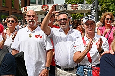 HDK SommBiwak 2025-07-20 28  HDK Sommer-Biwak 2025 - Pünktlich um 11.11 Uhr startete das 8. Sommer-Biwak vom Hauptausschuss auf der Hauptbühne beim Duisburger Stadtfest zwischen City Palais und Forum. Die Akteure an diesem sonnigen Sonntag, Solo-Mariechen ⁠Annika, Gardetanz der KG Rote Funken, die Band „⁠KASCHÄMM“, die Piraten des Südens, die „Lecker Mädchen“ KG Südstern, wir die des. Prinzencrew 2025/26 mit Toni I. und ⁠ die “Funky Marys“ und der Tanzsport vom Königreich Duissern. Für musikalische Untermalung sorgte Christian Mauermann vom DJ Duo Schwarzwaldzimmer. : DVPJ, Toni I, Jules I., Prinz Karneval, Prinz, Prinzessin Aileen I., Hofmarschälle, Page, Pagen, Paginnen, HDK, Duisburg, Karneval, Helau, Tollität, Event, Session 2025, Session 2025, HDK Duisburg, Hauptausschuss, Hauptausschuss Karneval Duisburg, Duisburg ist echt