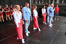 HDK SommBiwak 2025-07-20 39  HDK Sommer-Biwak 2025 - Pünktlich um 11.11 Uhr startete das 8. Sommer-Biwak vom Hauptausschuss auf der Hauptbühne beim Duisburger Stadtfest zwischen City Palais und Forum. Die Akteure an diesem sonnigen Sonntag, Solo-Mariechen ⁠Annika, Gardetanz der KG Rote Funken, die Band „⁠KASCHÄMM“, die Piraten des Südens, die „Lecker Mädchen“ KG Südstern, wir die des. Prinzencrew 2025/26 mit Toni I. und ⁠ die “Funky Marys“ und der Tanzsport vom Königreich Duissern. Für musikalische Untermalung sorgte Christian Mauermann vom DJ Duo Schwarzwaldzimmer. : DVPJ, Toni I, Jules I., Prinz Karneval, Prinz, Prinzessin Aileen I., Hofmarschälle, Page, Pagen, Paginnen, HDK, Duisburg, Karneval, Helau, Tollität, Event, Session 2025, Session 2025, HDK Duisburg, Hauptausschuss, Hauptausschuss Karneval Duisburg, Duisburg ist echt