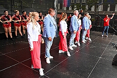 HDK SommBiwak 2025-07-20 40  HDK Sommer-Biwak 2025 - Pünktlich um 11.11 Uhr startete das 8. Sommer-Biwak vom Hauptausschuss auf der Hauptbühne beim Duisburger Stadtfest zwischen City Palais und Forum. Die Akteure an diesem sonnigen Sonntag, Solo-Mariechen ⁠Annika, Gardetanz der KG Rote Funken, die Band „⁠KASCHÄMM“, die Piraten des Südens, die „Lecker Mädchen“ KG Südstern, wir die des. Prinzencrew 2025/26 mit Toni I. und ⁠ die “Funky Marys“ und der Tanzsport vom Königreich Duissern. Für musikalische Untermalung sorgte Christian Mauermann vom DJ Duo Schwarzwaldzimmer. : DVPJ, Toni I, Jules I., Prinz Karneval, Prinz, Prinzessin Aileen I., Hofmarschälle, Page, Pagen, Paginnen, HDK, Duisburg, Karneval, Helau, Tollität, Event, Session 2025, Session 2025, HDK Duisburg, Hauptausschuss, Hauptausschuss Karneval Duisburg, Duisburg ist echt