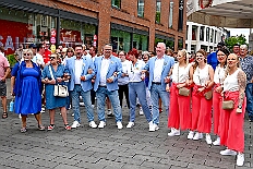 HDK SommBiwak 2025-07-20 44  HDK Sommer-Biwak 2025 - Pünktlich um 11.11 Uhr startete das 8. Sommer-Biwak vom Hauptausschuss auf der Hauptbühne beim Duisburger Stadtfest zwischen City Palais und Forum. Die Akteure an diesem sonnigen Sonntag, Solo-Mariechen ⁠Annika, Gardetanz der KG Rote Funken, die Band „⁠KASCHÄMM“, die Piraten des Südens, die „Lecker Mädchen“ KG Südstern, wir die des. Prinzencrew 2025/26 mit Toni I. und ⁠ die “Funky Marys“ und der Tanzsport vom Königreich Duissern. Für musikalische Untermalung sorgte Christian Mauermann vom DJ Duo Schwarzwaldzimmer. : DVPJ, Toni I, Jules I., Prinz Karneval, Prinz, Prinzessin Aileen I., Hofmarschälle, Page, Pagen, Paginnen, HDK, Duisburg, Karneval, Helau, Tollität, Event, Session 2025, Session 2025, HDK Duisburg, Hauptausschuss, Hauptausschuss Karneval Duisburg, Duisburg ist echt