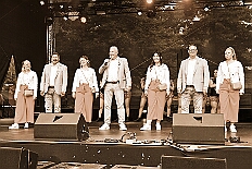 HDK SommBiwak 2025-07-20 46  HDK Sommer-Biwak 2025 - Pünktlich um 11.11 Uhr startete das 8. Sommer-Biwak vom Hauptausschuss auf der Hauptbühne beim Duisburger Stadtfest zwischen City Palais und Forum. Die Akteure an diesem sonnigen Sonntag, Solo-Mariechen ⁠Annika, Gardetanz der KG Rote Funken, die Band „⁠KASCHÄMM“, die Piraten des Südens, die „Lecker Mädchen“ KG Südstern, wir die des. Prinzencrew 2025/26 mit Toni I. und ⁠ die “Funky Marys“ und der Tanzsport vom Königreich Duissern. Für musikalische Untermalung sorgte Christian Mauermann vom DJ Duo Schwarzwaldzimmer. : DVPJ, Toni I, Jules I., Prinz Karneval, Prinz, Prinzessin Aileen I., Hofmarschälle, Page, Pagen, Paginnen, HDK, Duisburg, Karneval, Helau, Tollität, Event, Session 2025, Session 2025, HDK Duisburg, Hauptausschuss, Hauptausschuss Karneval Duisburg, Duisburg ist echt