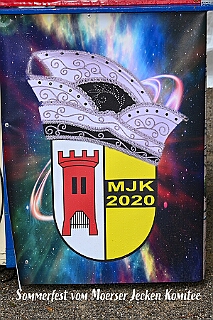 01 Sommerf MJK 2025-08-02 01  Feuchte Sommerfeste am 2. August - Um die Mittagszeit besuchen wir das Sommerfest vom „Moerser Jecken Komitee 2020“.  Das „Warm Up“, bei ziemlich nassen Wetter, für den Abend beim Sommerfest der „Prinzengarde Krefeld. Dort treffen wir auch auf eine Abordnung der „Duisburger Prinzengarde“. : DVPJ, Toni I, Jules I., Prinz Karneval, Prinz, Prinzessin Aileen I., Hofmarschälle, Page, Pagen, Paginnen, HDK, Duisburg, Karneval, Helau, Tollität, Event, Session 2025, Session 2025, HDK Duisburg, Hauptausschuss, Hauptausschuss Karneval Duisburg, Duisburg ist echt