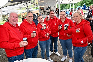 01 Sommerf MJK 2025-08-02 06  Feuchte Sommerfeste am 2. August - Um die Mittagszeit besuchen wir das Sommerfest vom „Moerser Jecken Komitee 2020“.  Das „Warm Up“, bei ziemlich nassen Wetter, für den Abend beim Sommerfest der „Prinzengarde Krefeld. Dort treffen wir auch auf eine Abordnung der „Duisburger Prinzengarde“. : DVPJ, Toni I, Jules I., Prinz Karneval, Prinz, Prinzessin Aileen I., Hofmarschälle, Page, Pagen, Paginnen, HDK, Duisburg, Karneval, Helau, Tollität, Event, Session 2025, Session 2025, HDK Duisburg, Hauptausschuss, Hauptausschuss Karneval Duisburg, Duisburg ist echt