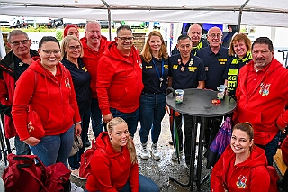 01 Sommerf MJK 2025-08-02 08  Feuchte Sommerfeste am 2. August - Um die Mittagszeit besuchen wir das Sommerfest vom „Moerser Jecken Komitee 2020“.  Das „Warm Up“, bei ziemlich nassen Wetter, für den Abend beim Sommerfest der „Prinzengarde Krefeld. Dort treffen wir auch auf eine Abordnung der „Duisburger Prinzengarde“. : DVPJ, Toni I, Jules I., Prinz Karneval, Prinz, Prinzessin Aileen I., Hofmarschälle, Page, Pagen, Paginnen, HDK, Duisburg, Karneval, Helau, Tollität, Event, Session 2025, Session 2025, HDK Duisburg, Hauptausschuss, Hauptausschuss Karneval Duisburg, Duisburg ist echt