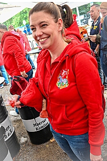 01 Sommerf MJK 2025-08-02 09  Feuchte Sommerfeste am 2. August - Um die Mittagszeit besuchen wir das Sommerfest vom „Moerser Jecken Komitee 2020“.  Das „Warm Up“, bei ziemlich nassen Wetter, für den Abend beim Sommerfest der „Prinzengarde Krefeld. Dort treffen wir auch auf eine Abordnung der „Duisburger Prinzengarde“. : DVPJ, Toni I, Jules I., Prinz Karneval, Prinz, Prinzessin Aileen I., Hofmarschälle, Page, Pagen, Paginnen, HDK, Duisburg, Karneval, Helau, Tollität, Event, Session 2025, Session 2025, HDK Duisburg, Hauptausschuss, Hauptausschuss Karneval Duisburg, Duisburg ist echt