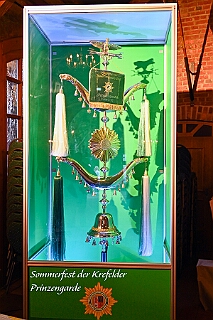 02 Sommerf PH Krefeld 2025-08-02 01  Feuchte Sommerfeste am 2. August - Um die Mittagszeit besuchen wir das Sommerfest vom „Moerser Jecken Komitee 2020“.  Das „Warm Up“, bei ziemlich nassen Wetter, für den Abend beim Sommerfest der „Prinzengarde Krefeld. Dort treffen wir auch auf eine Abordnung der „Duisburger Prinzengarde“. : DVPJ, Toni I, Jules I., Prinz Karneval, Prinz, Prinzessin Aileen I., Hofmarschälle, Page, Pagen, Paginnen, HDK, Duisburg, Karneval, Helau, Tollität, Event, Session 2025, Session 2025, HDK Duisburg, Hauptausschuss, Hauptausschuss Karneval Duisburg, Duisburg ist echt