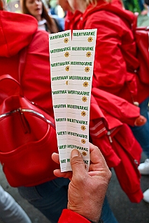 02 Sommerf PH Krefeld 2025-08-02 02  Feuchte Sommerfeste am 2. August - Um die Mittagszeit besuchen wir das Sommerfest vom „Moerser Jecken Komitee 2020“.  Das „Warm Up“, bei ziemlich nassen Wetter, für den Abend beim Sommerfest der „Prinzengarde Krefeld. Dort treffen wir auch auf eine Abordnung der „Duisburger Prinzengarde“. : DVPJ, Toni I, Jules I., Prinz Karneval, Prinz, Prinzessin Aileen I., Hofmarschälle, Page, Pagen, Paginnen, HDK, Duisburg, Karneval, Helau, Tollität, Event, Session 2025, Session 2025, HDK Duisburg, Hauptausschuss, Hauptausschuss Karneval Duisburg, Duisburg ist echt