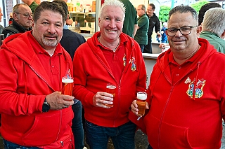 02 Sommerf PH Krefeld 2025-08-02 03  Feuchte Sommerfeste am 2. August - Um die Mittagszeit besuchen wir das Sommerfest vom „Moerser Jecken Komitee 2020“.  Das „Warm Up“, bei ziemlich nassen Wetter, für den Abend beim Sommerfest der „Prinzengarde Krefeld. Dort treffen wir auch auf eine Abordnung der „Duisburger Prinzengarde“. : DVPJ, Toni I, Jules I., Prinz Karneval, Prinz, Prinzessin Aileen I., Hofmarschälle, Page, Pagen, Paginnen, HDK, Duisburg, Karneval, Helau, Tollität, Event, Session 2025, Session 2025, HDK Duisburg, Hauptausschuss, Hauptausschuss Karneval Duisburg, Duisburg ist echt