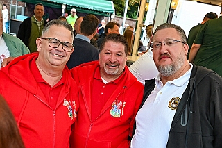 02 Sommerf PH Krefeld 2025-08-02 05  Feuchte Sommerfeste am 2. August - Um die Mittagszeit besuchen wir das Sommerfest vom „Moerser Jecken Komitee 2020“.  Das „Warm Up“, bei ziemlich nassen Wetter, für den Abend beim Sommerfest der „Prinzengarde Krefeld. Dort treffen wir auch auf eine Abordnung der „Duisburger Prinzengarde“. : DVPJ, Toni I, Jules I., Prinz Karneval, Prinz, Prinzessin Aileen I., Hofmarschälle, Page, Pagen, Paginnen, HDK, Duisburg, Karneval, Helau, Tollität, Event, Session 2025, Session 2025, HDK Duisburg, Hauptausschuss, Hauptausschuss Karneval Duisburg, Duisburg ist echt